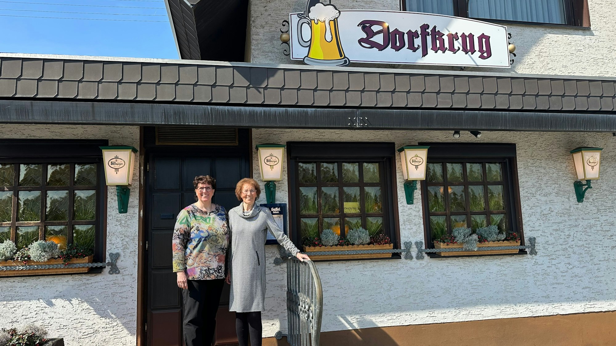 Leni Körner (87, rechts) mit ihrer Tochter Ute (56) vor dem Eingang der Gaststätte.