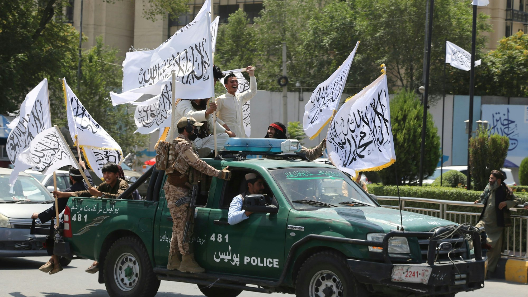 Taliban-Kämpfer feiern den dritten Jahrestag des Abzugs der US-geführten Truppen aus Afghanistan. (Archivbild)