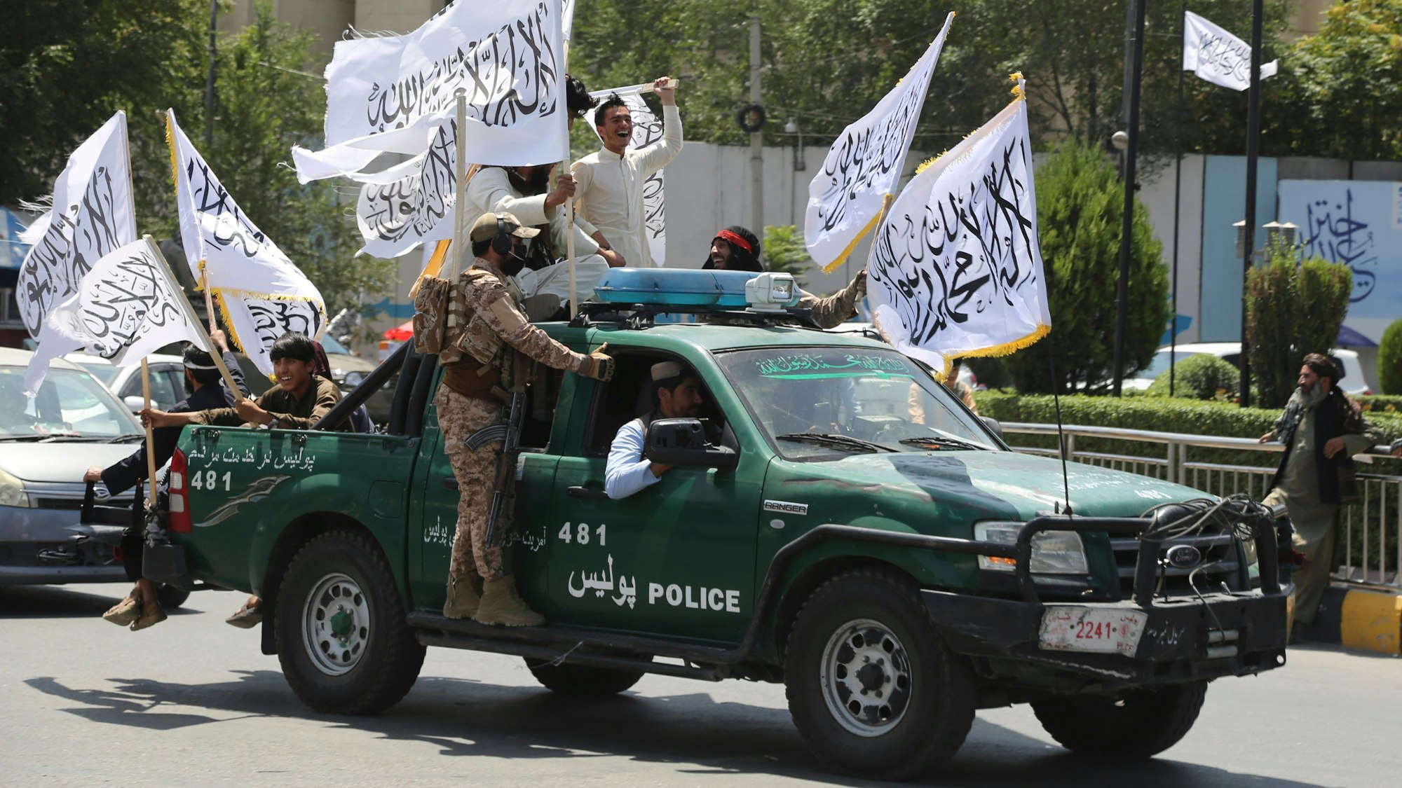 Taliban-Kämpfer feiern den dritten Jahrestag des Abzugs der US-geführten Truppen aus Afghanistan.