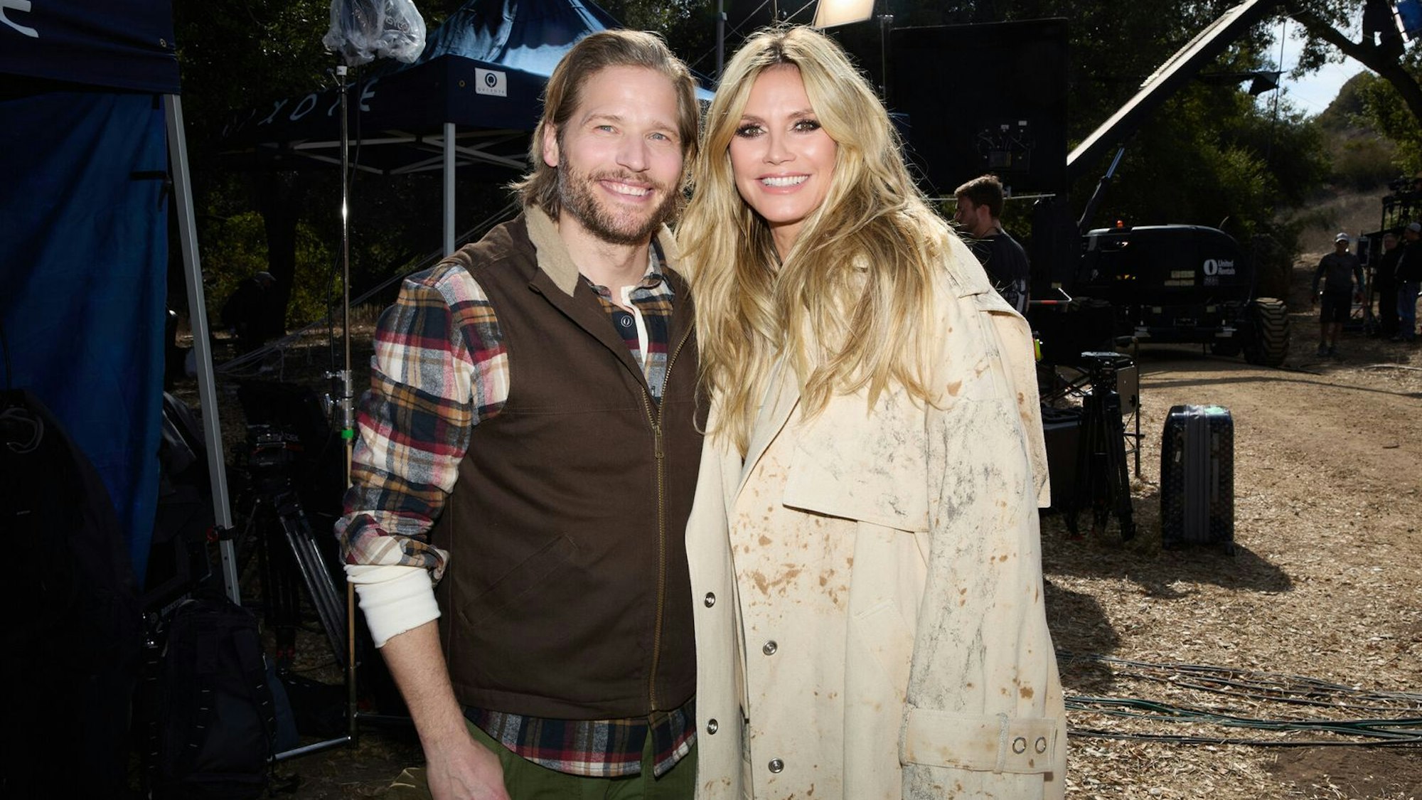 Heidi Klum strahlt an der Seite von „Bergretter“ Sebastian Ströbel.