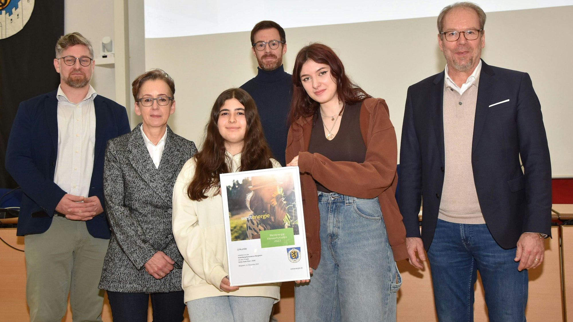 Das Foto zeigt mehrere Erwachsene und zwei Mädchen.