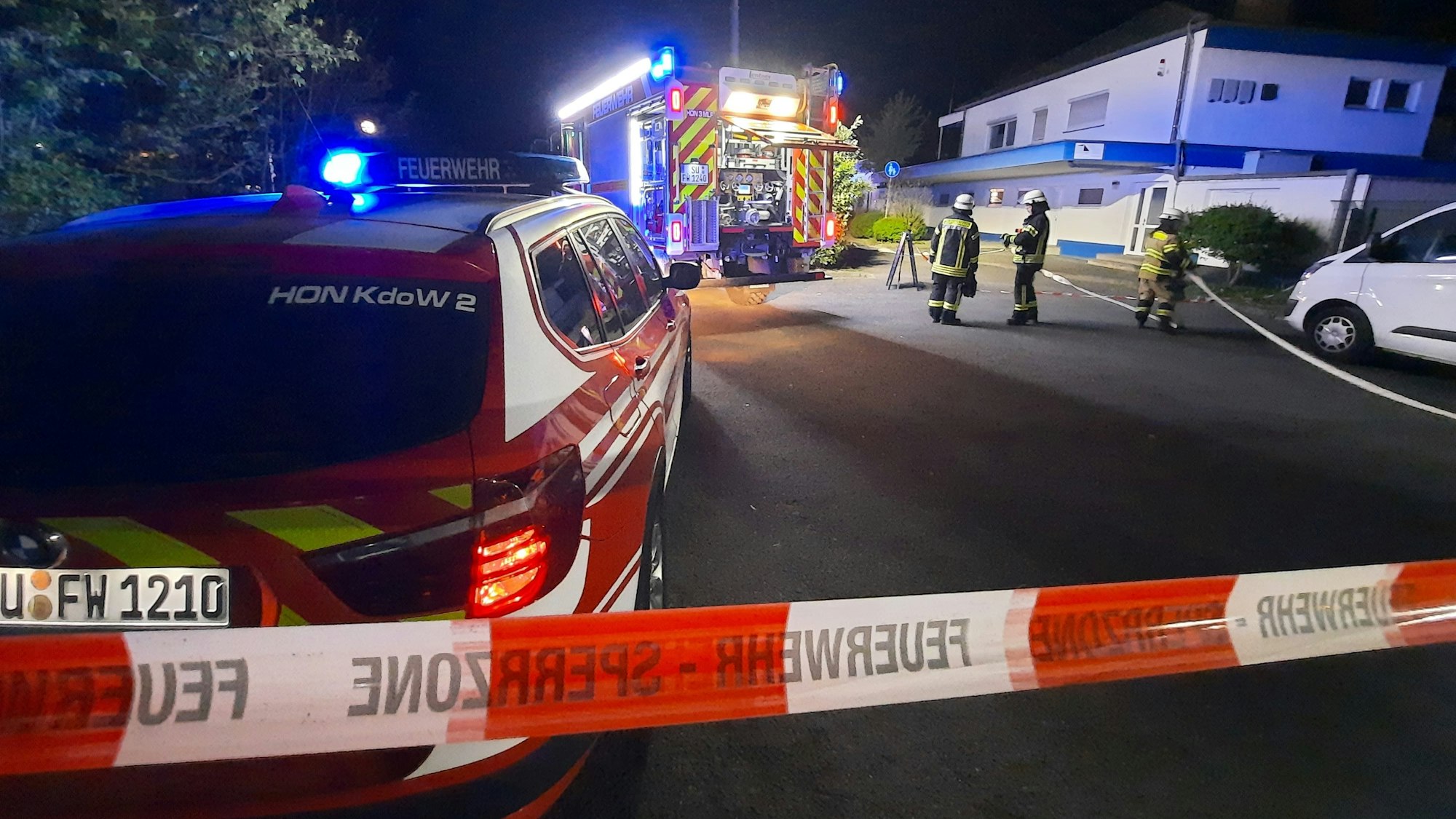 Nach dem Austritt von Chlorgas am Schwimmbad Grafenwerth in Bad Honnef am Freitag, 11. April, riegelte die Feuerwehr den Bereich ab.
