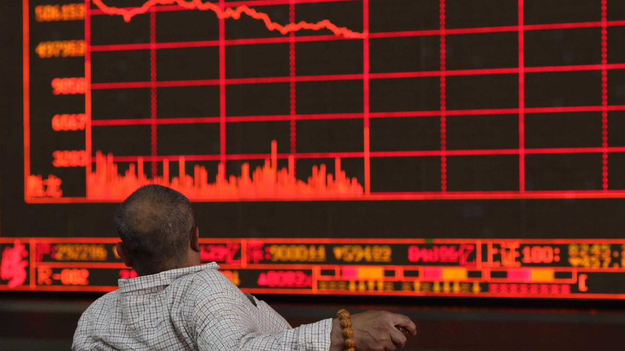 Ein chinesischer Investor beobachtet, wie der Shanghai Composite Index fällt.