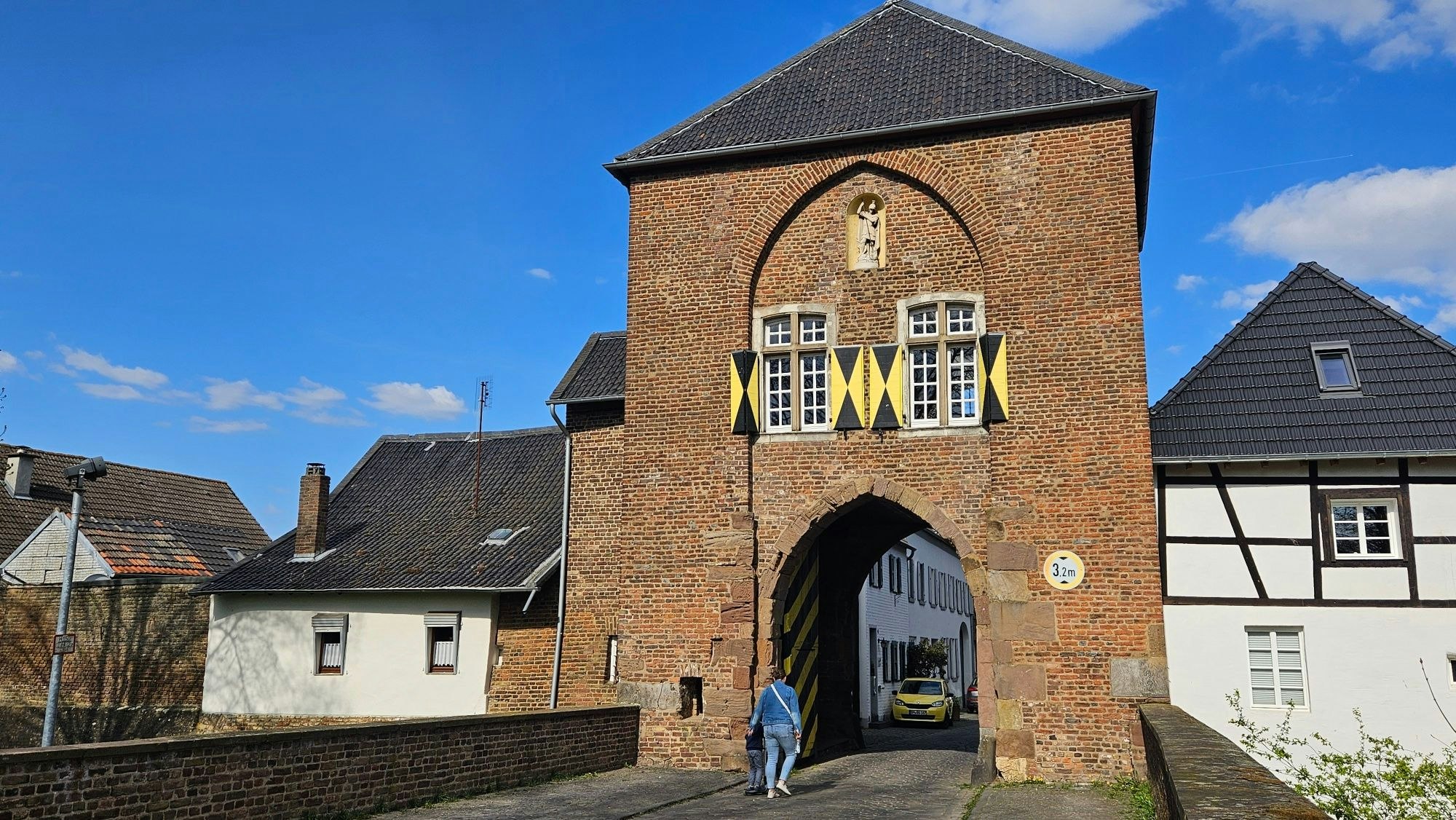 Das Bild zeigt einen Torbogen.