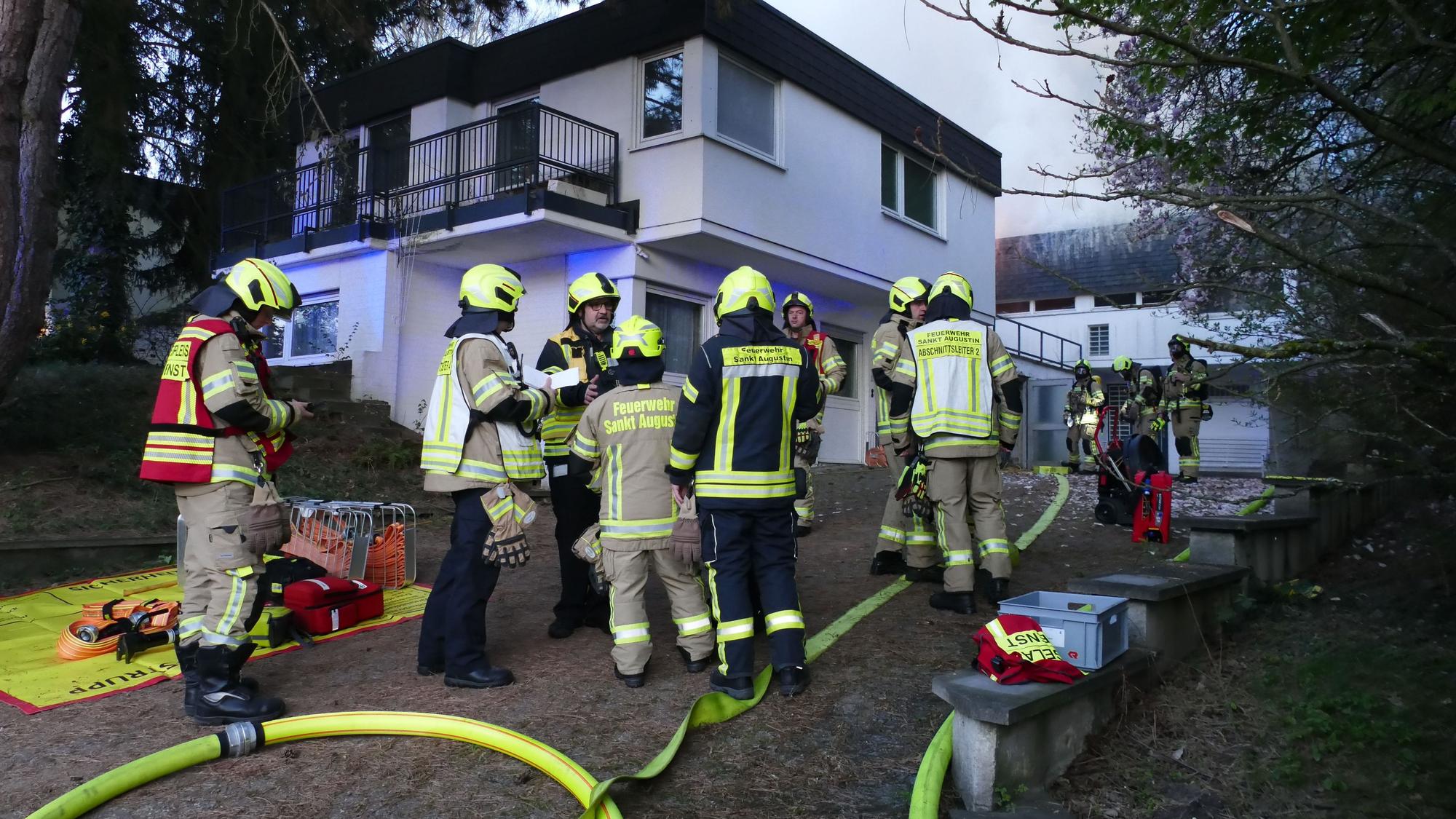 Feuerwehrchef Herbert Maur hatte Stadtalarm ausgelöst: Sämtliche Kräfte der Feuerwehr Sankt Augustin waren im Einsatz.