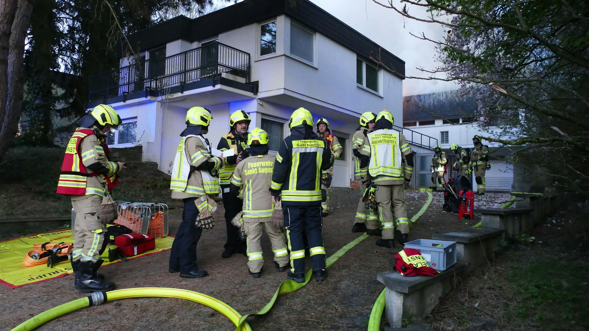 Feuerwehrchef Herbert Maur hatte Stadtalarm ausgelöst: Sämtliche Kräfte der Feuerwehr Sankt Augustin waren im Einsatz.