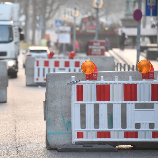 Betonblockaden auf einer Zufahrtsstraße.