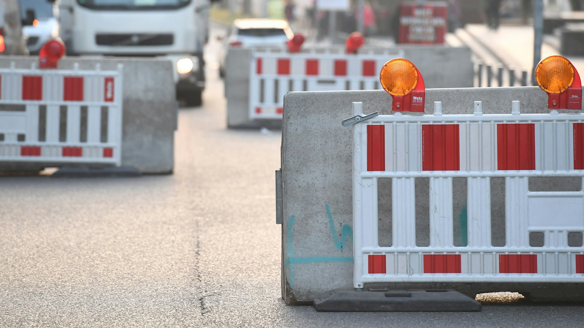 Betonblockaden auf einer Zufahrtsstraße.