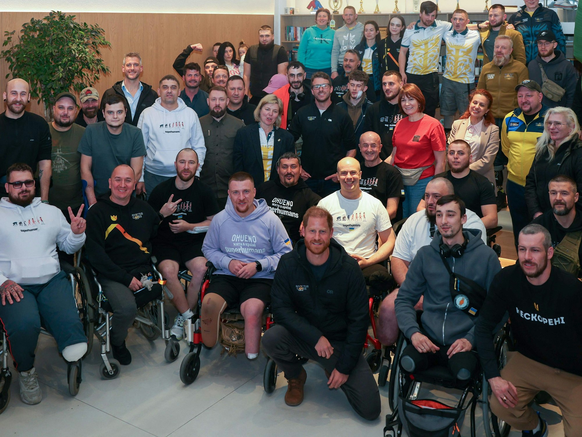 Ein Handout-Foto zeigt den britischen Prinzen Harry, Herzog von Sussex (vordere Reihe m), bei einem Besuch des Superhumans Centre in Lviv, Ukraine, am 10. April 2025, wo er das Zentrum besichtigte und mit Patienten und medizinischem Personal zusammentraf.