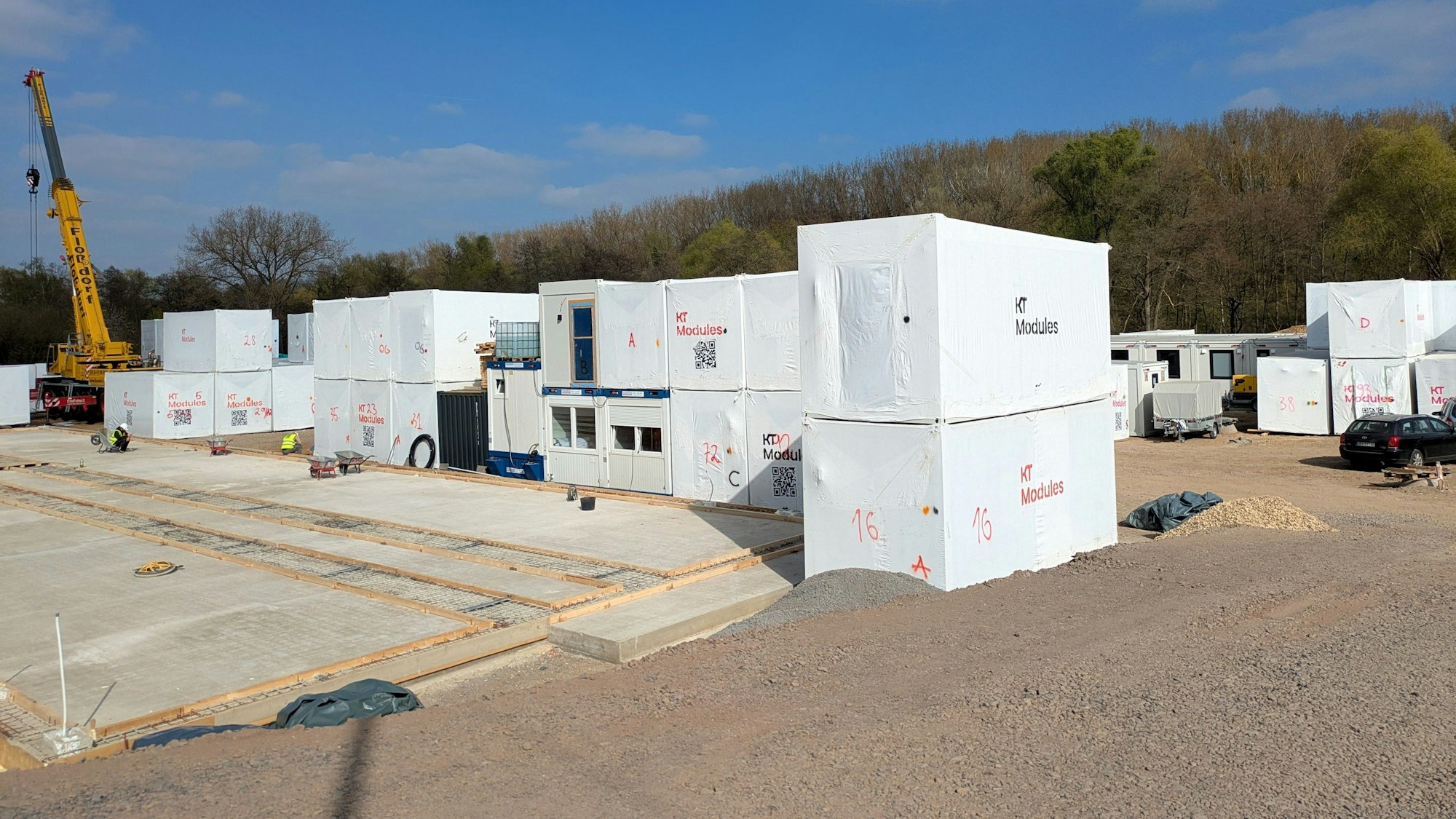 Wohncontainer werden auf der Großbaustelle zwischen Witterschlick und Volmershoven-Heidgen positioniert.
