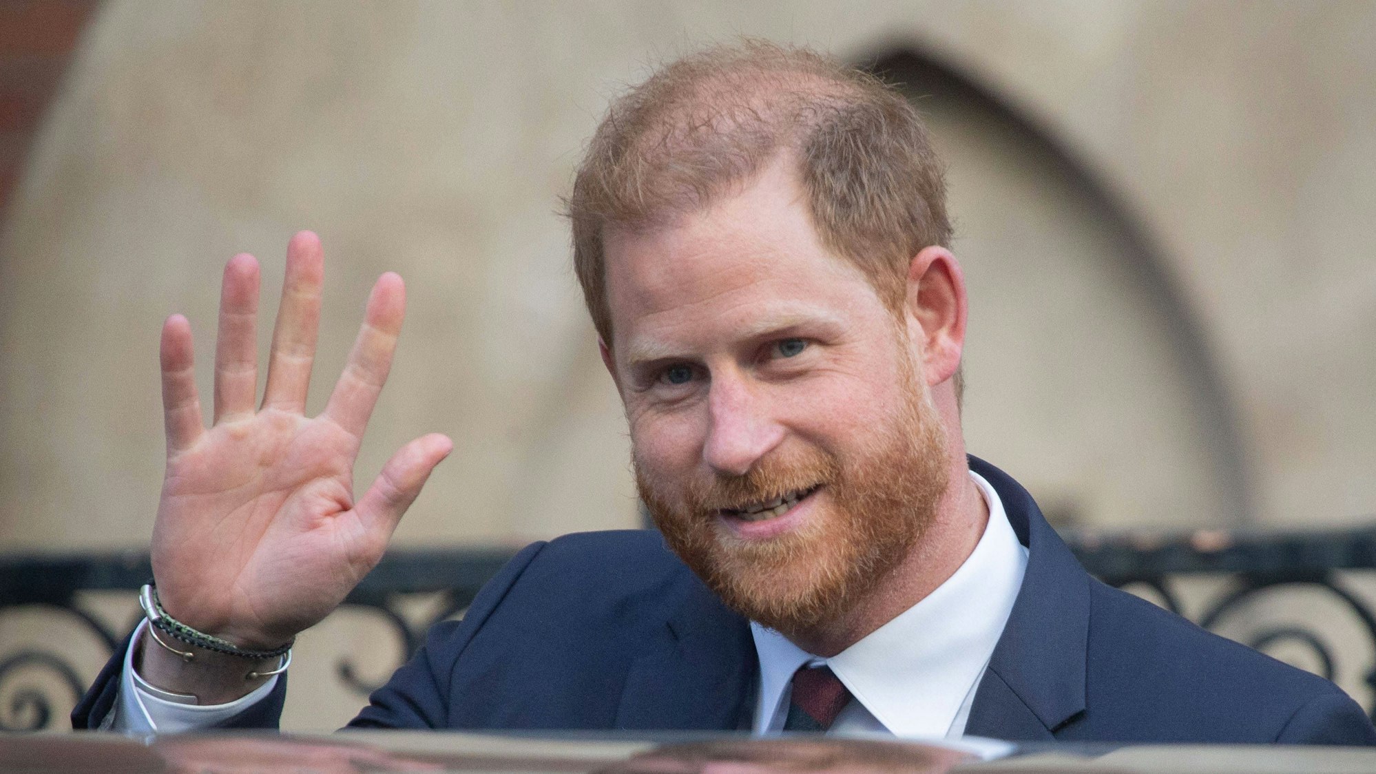 Prinz Harry steigt nach einem Gerichtstermin in London eilig in einen Wagen.