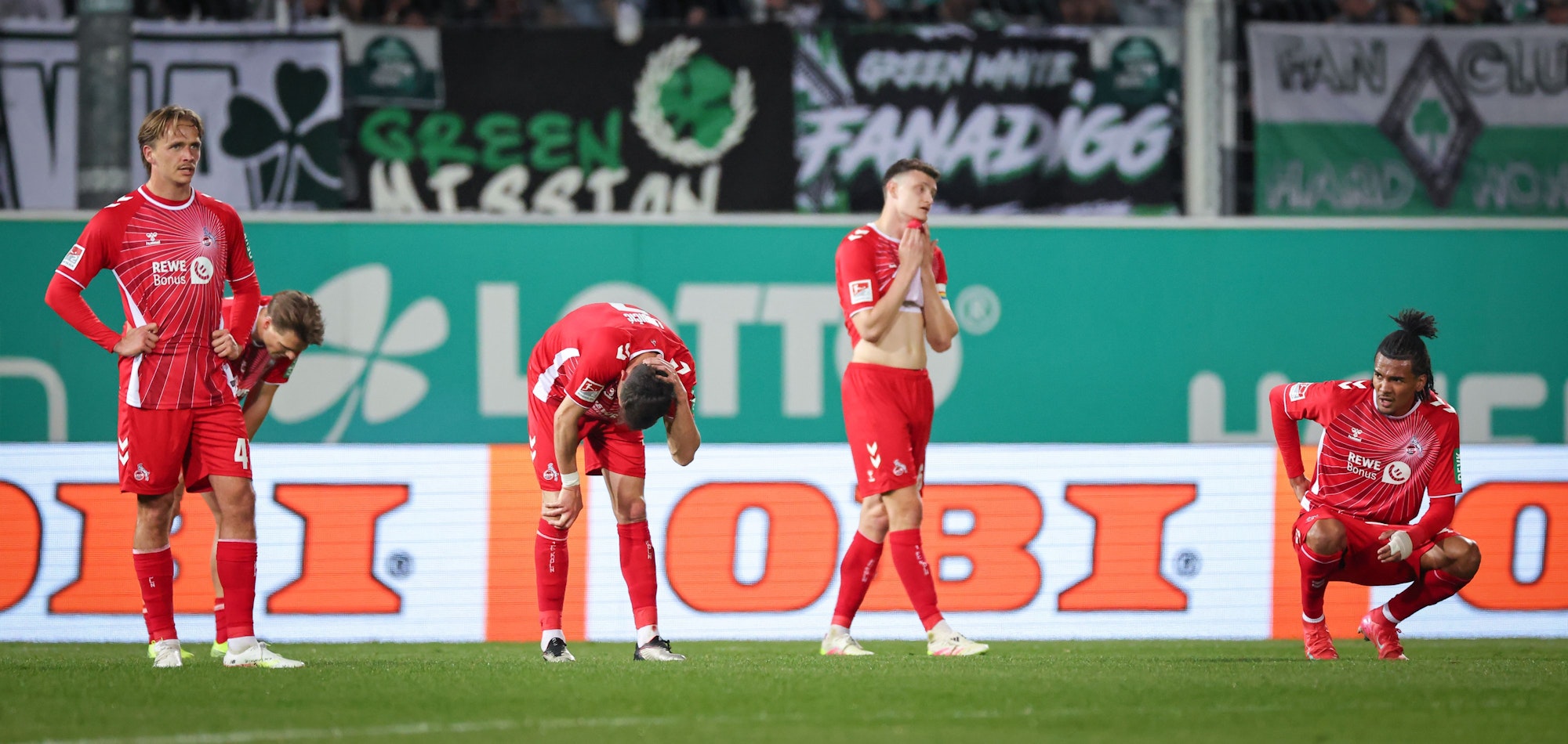 Sieht eher nach Enttäuschung aus: die Spieler des 1. FC Köln nach dem 1:1 in Fürth.