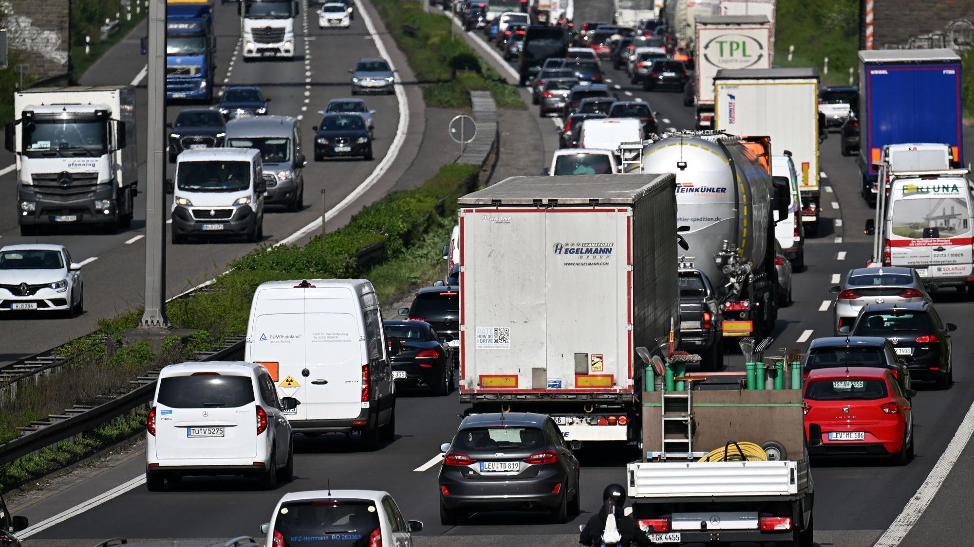 Auf den Kölns Autobahnen wird es eng – der ADAC warnte bereits, wann die größte Staugefahr herrscht.