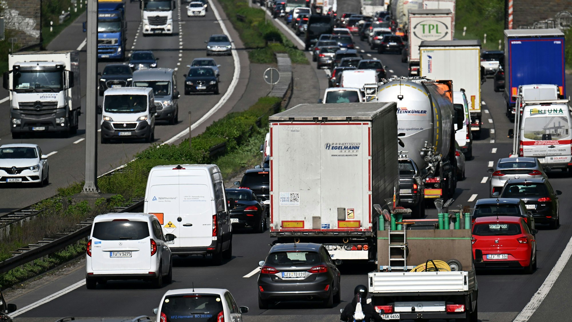 Auf den Kölns Autobahnen wird es eng – der ADAC warnte bereits, wann die größte Staugefahr herrscht.
