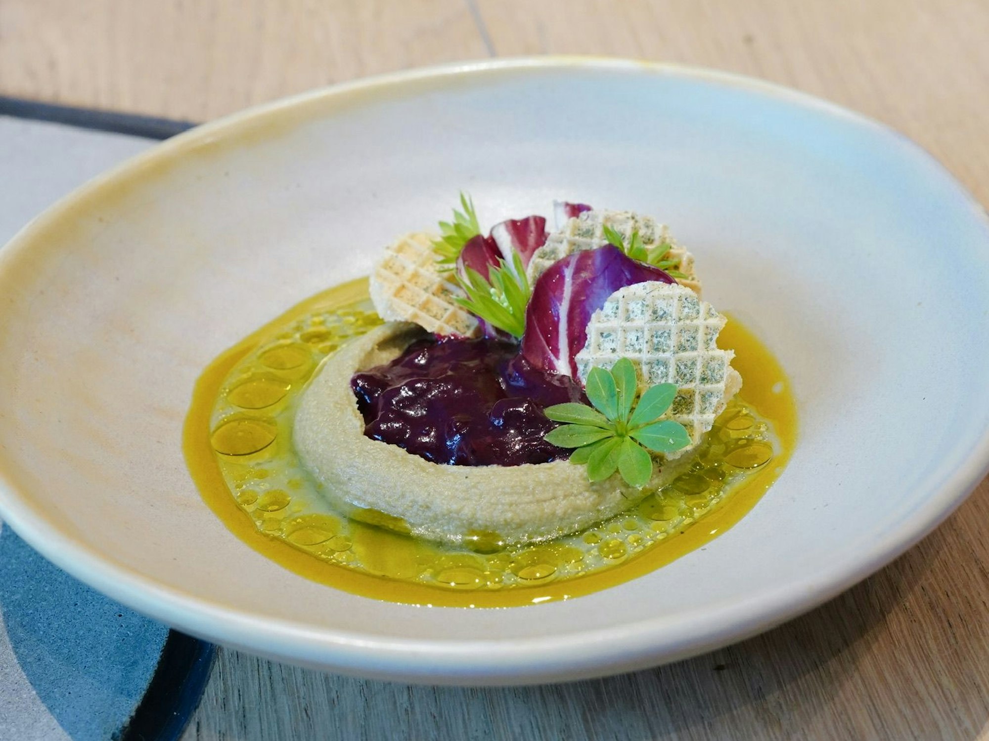 Das Kürbiskernpistazien-Paté Heidelbeer und Waldmeister.