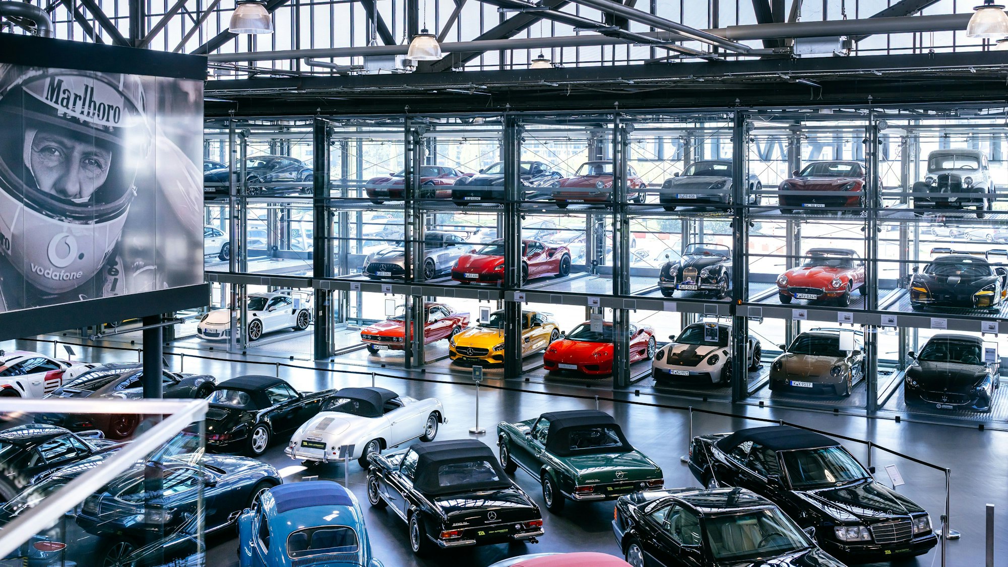 Die gläsernen Boxen im Michael-Schumacher-Hangar können von Privatpersonen gemietet werden und werden Teil der Ausstellung.