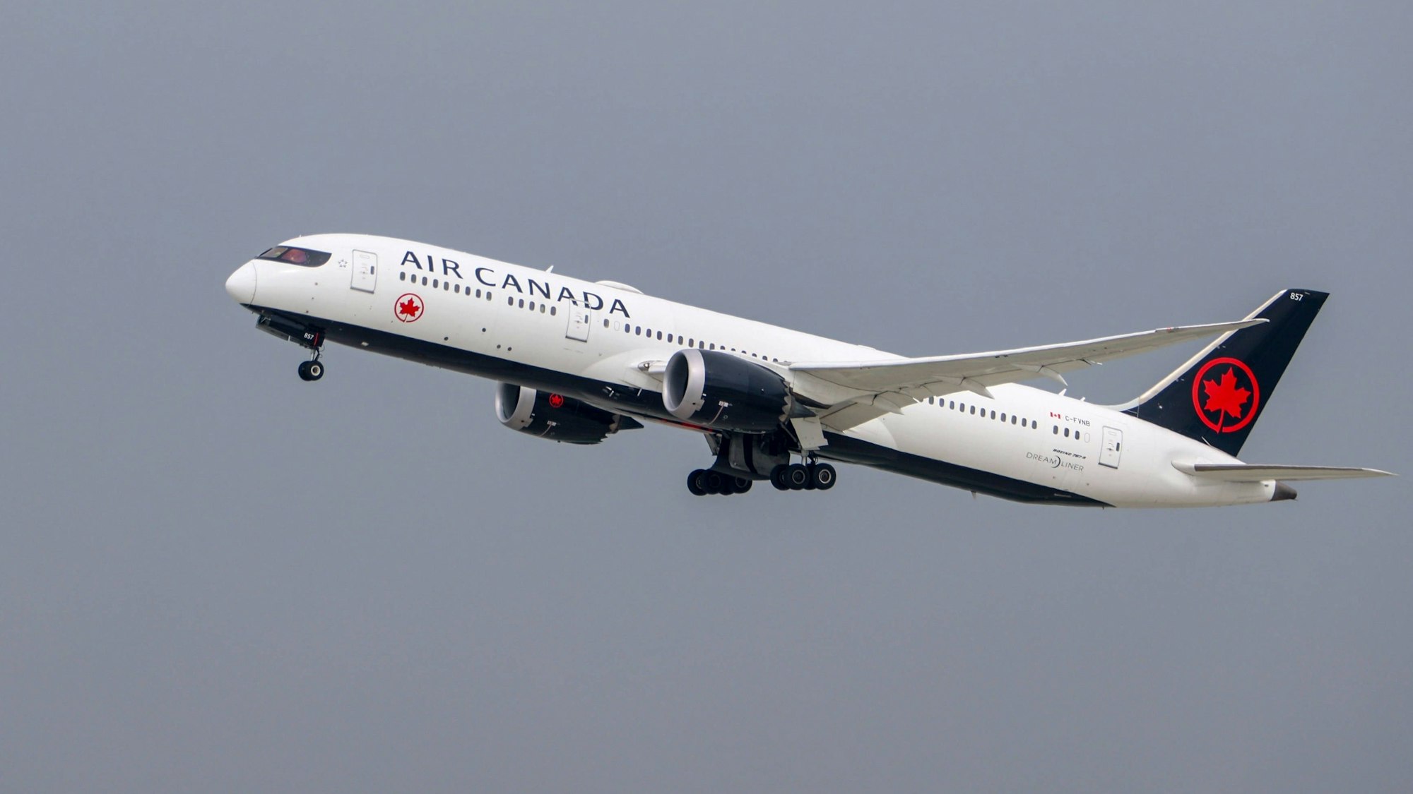 Eine Boeing 787-9 Dreamliner beim Start vom Los Angeles International Airport.
