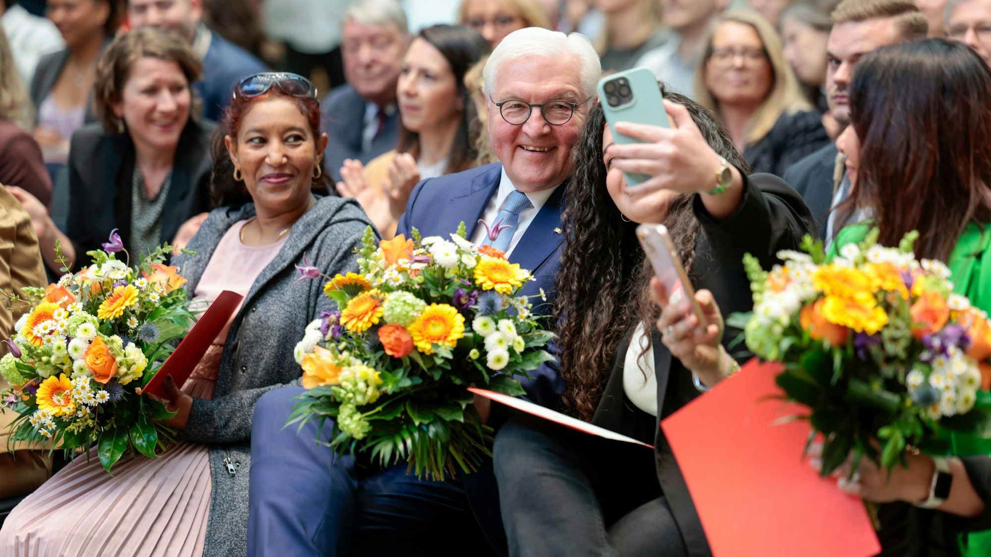 Was für ein Moment: Bundespräsident Frank-Walter Steinmeier inmitten von Menschen, die gerade deutsche Staatsbürger geworden sind.