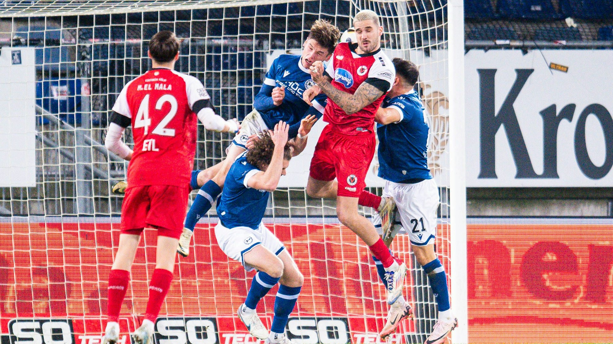 09.11.2024 - Fußball, 2024/2025, 3. Liga, 14. Spieltag, DSC Arminia Bielefeld - FC Viktoria Köln: L-R Malek El Mala Viktoria, Mael Corboz Bielefeld, Maximilian Großer Bielefeld, Lex-Tyger Lobinger Viktoria, Stefano Russo Bielefeld DFB REGULATIONS PROHIBIT ANY USE OF PHOTOGRAPHS AS IMAGE SEQUENCES AND/OR QUASI-VIDEO. Bielefeld Nordrhein-Westfalen Deutschland Schüco Arena *** 09 11 2024 Soccer, 2024 2025, 3 League, Matchday 14, DSC Arminia Bielefeld FC Viktoria Köln L R Malek El Mala Viktoria , Mael Corboz Bielefeld , Maximilian Großer Bielefeld , Lex Tyger Lobinger Viktoria , Stefano Russo Bielefeld DFB REGULATIONS PROHIBIT ANY USE OF PHOTOGRAPHS AS IMAGE SEQUENCES AND OR QUASI VIDEO Bielefeld Nordrhein Westfalen Germany Schüco Arena