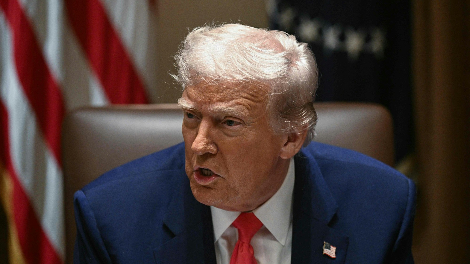 Donald Trump gibt sich zufrieden: 75 Länder seien bereit, mit den USA zu verhandeln, gab er an.