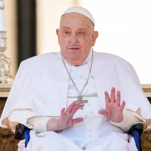 Papst Franziskus sorgte mit einem spontanen Auftritt im Poncho und Rollstuhl im Petersdom für Aufsehen. (Archivbild)