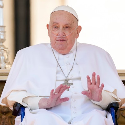 Papst Franziskus sorgte mit einem spontanen Auftritt im Poncho und Rollstuhl im Petersdom für Aufsehen. (Archivbild)