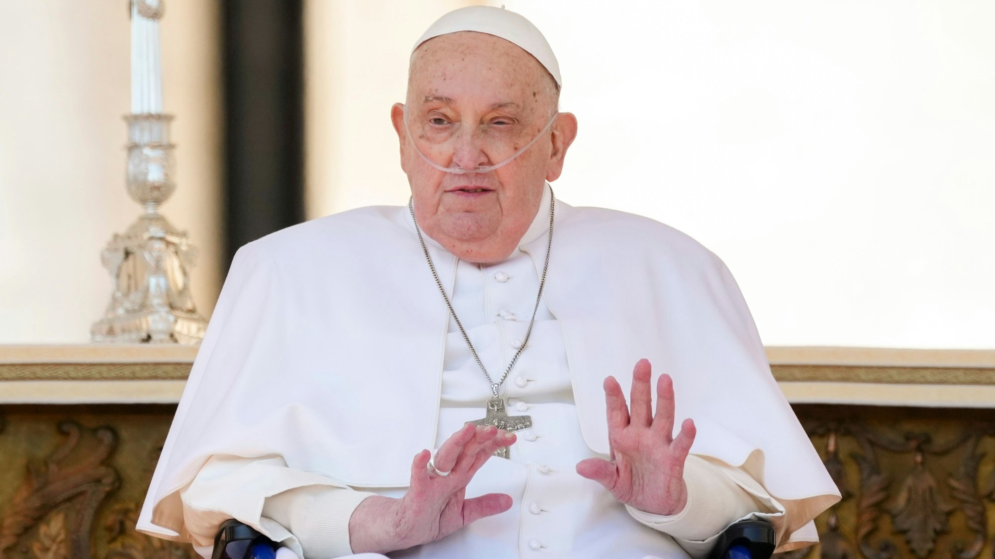 Papst Franziskus sorgte mit einem spontanen Auftritt im Poncho und Rollstuhl im Petersdom für Aufsehen. (Archivbild)