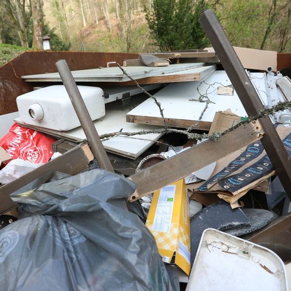 Entsorgung der Dtühle aus der Kapelle während der Sanierung der Kapelle auf dem Waldfriedhof in Rhöndorf.