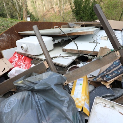 Entsorgung der Dtühle aus der Kapelle während der Sanierung der Kapelle auf dem Waldfriedhof in Rhöndorf.