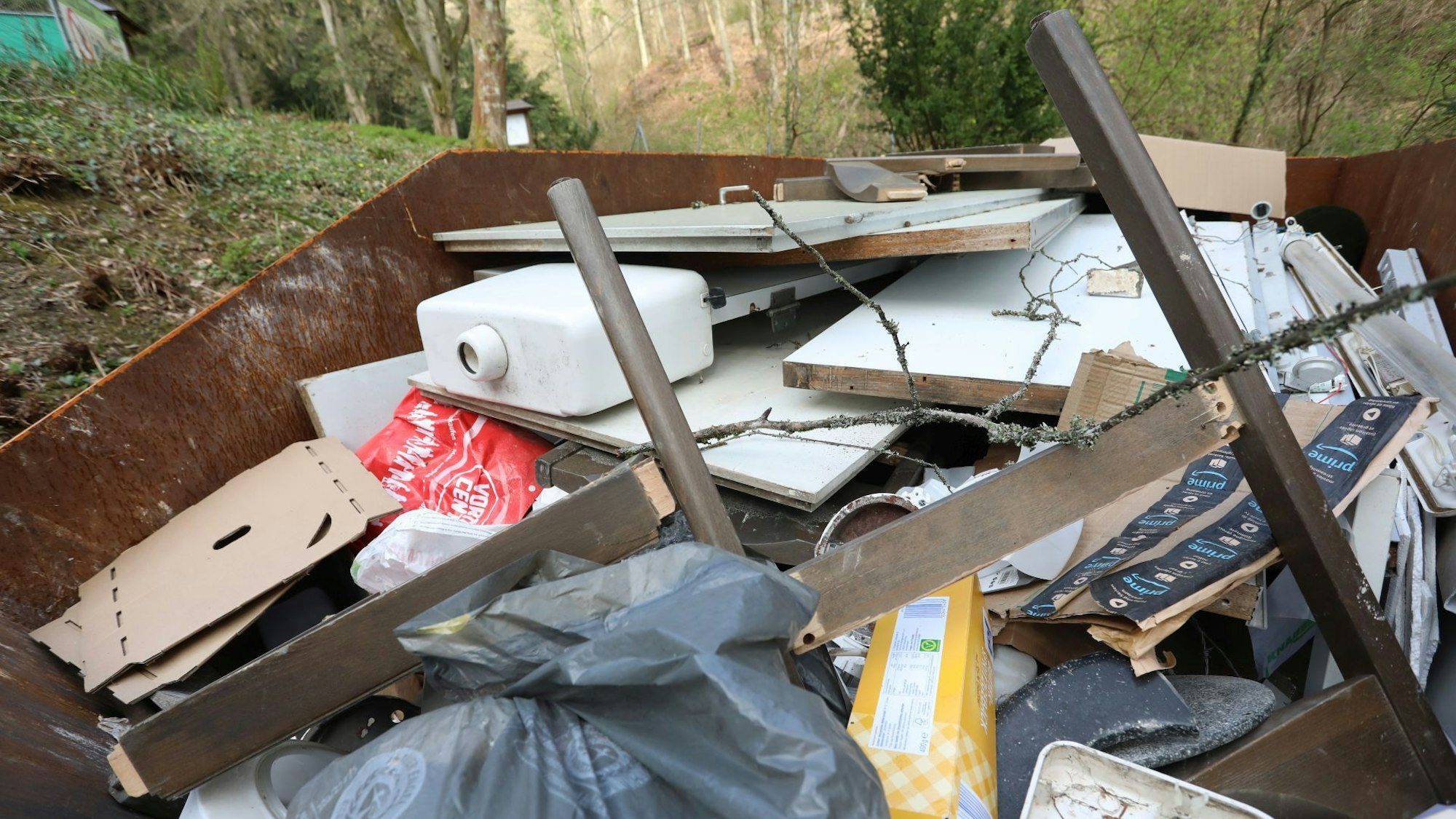 Entsorgung der Dtühle aus der Kapelle während der Sanierung der Kapelle auf dem Waldfriedhof in Rhöndorf.