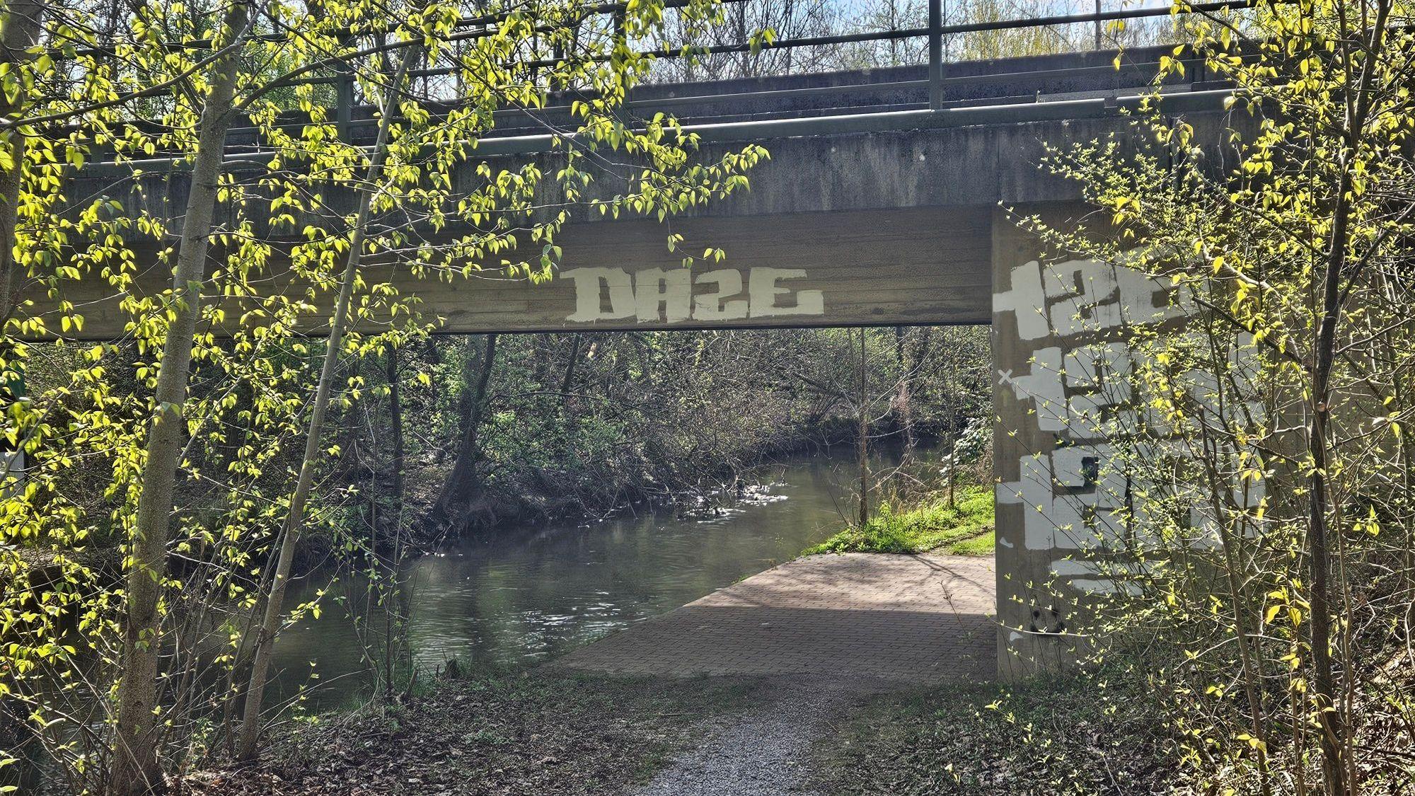 Das Bild zeigt eine Unterführung.