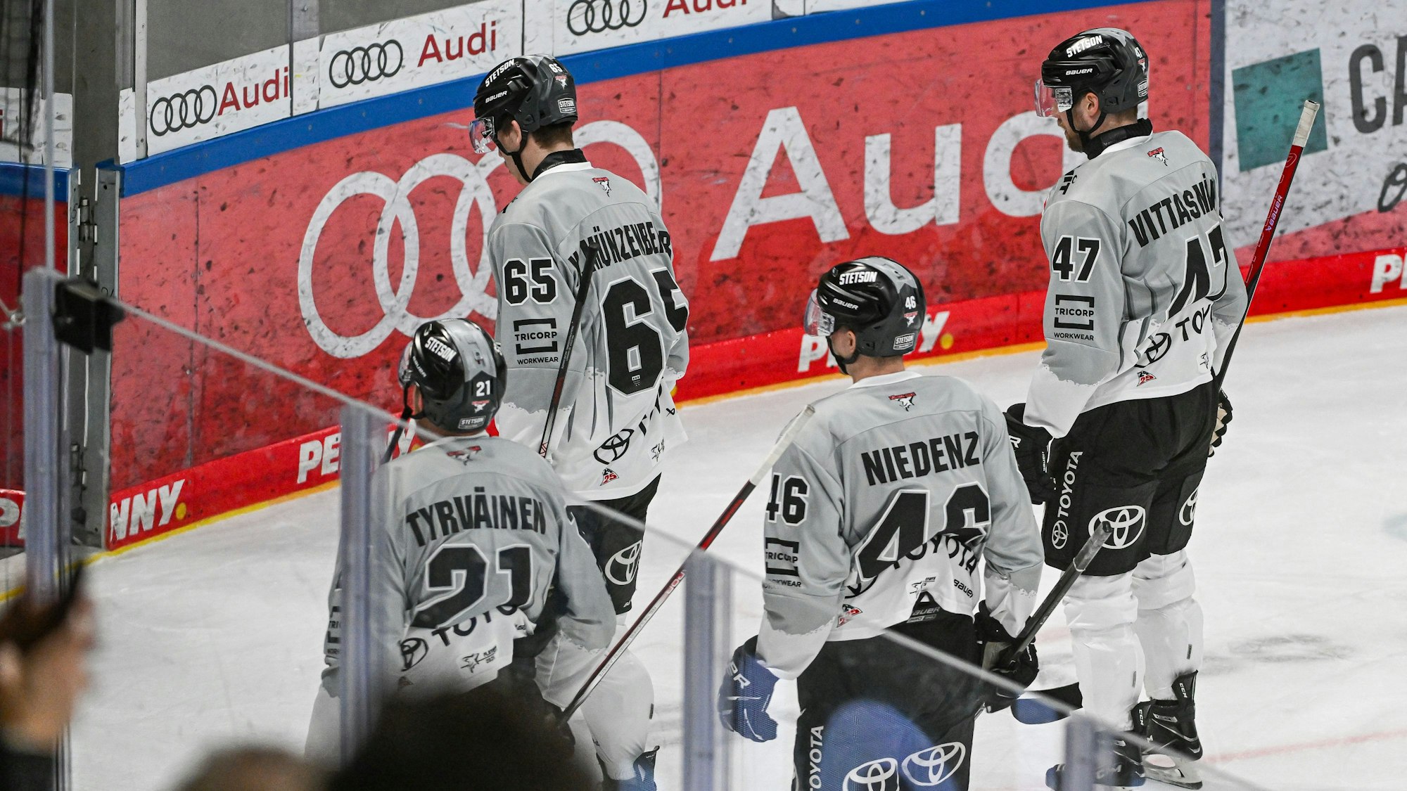 Die Kölner Haie verlassen nach dem mit 3:0 verlorenen Spiel gegen Ingolstadt enttäuscht das Eis.
