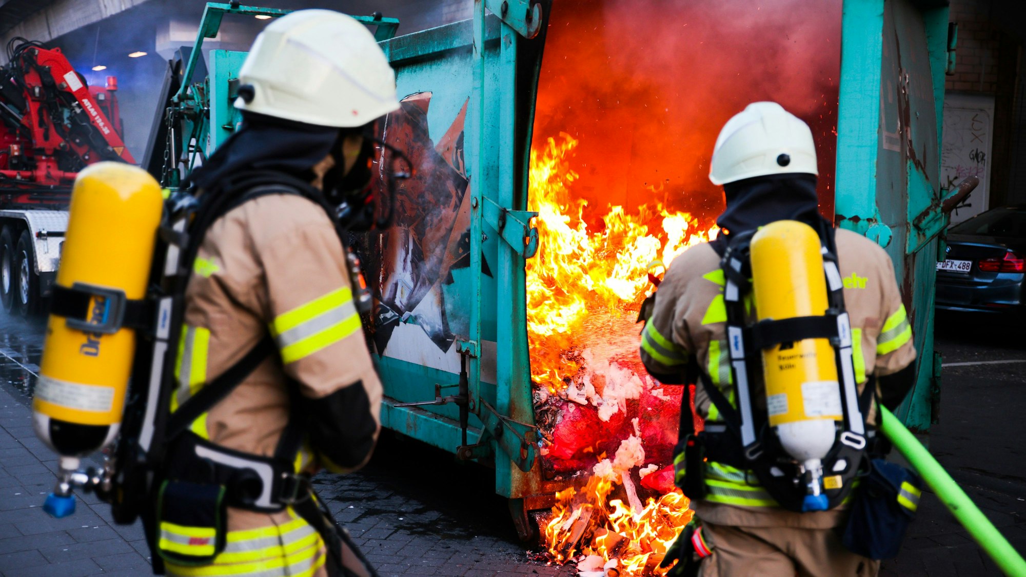 Eine containerpresse unter dem Bahngleis/Trasse 11 auf der Nordseite/Breslauer Platz ist in Brand geraten.