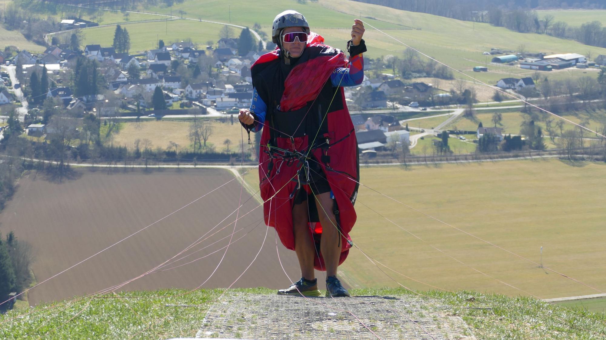Timo Schumacher wartet auf eine steife Böe, um seinen Gleitschirm emporreißen zu können.