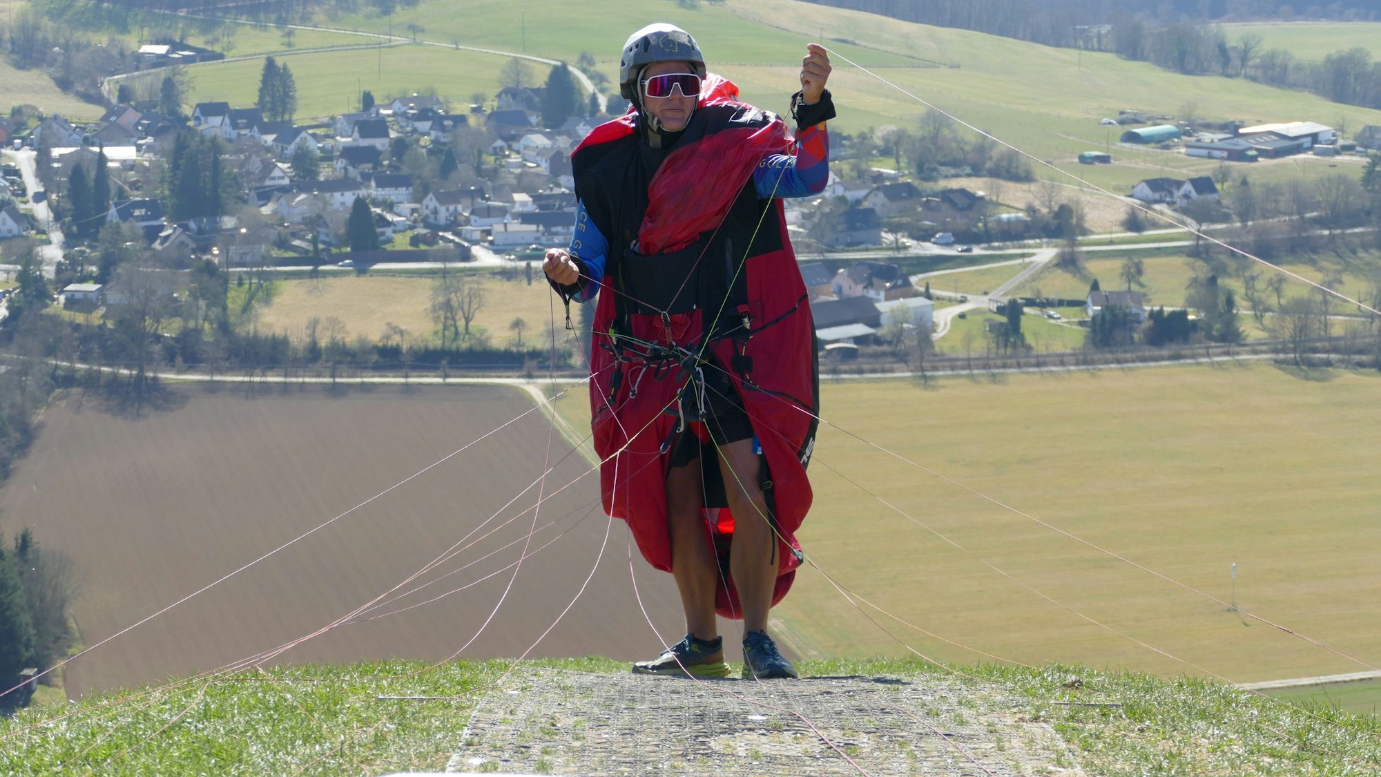 Timo Schumacher wartet auf eine steife Böe, um seinen Gleitschirm emporreißen zu können.