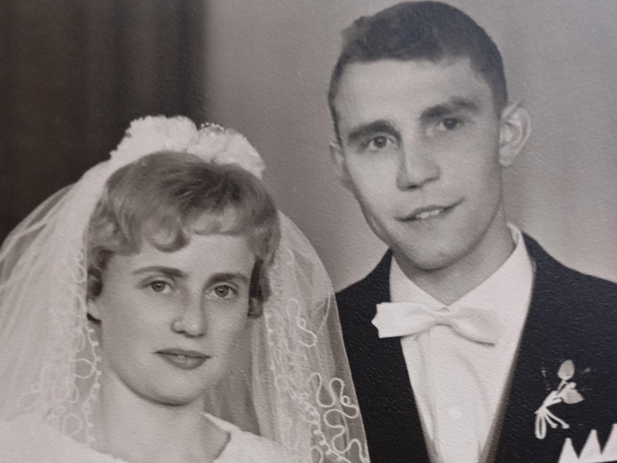 Ein Ehepaar bei seiner Hochzeit in schwarz-weiß.