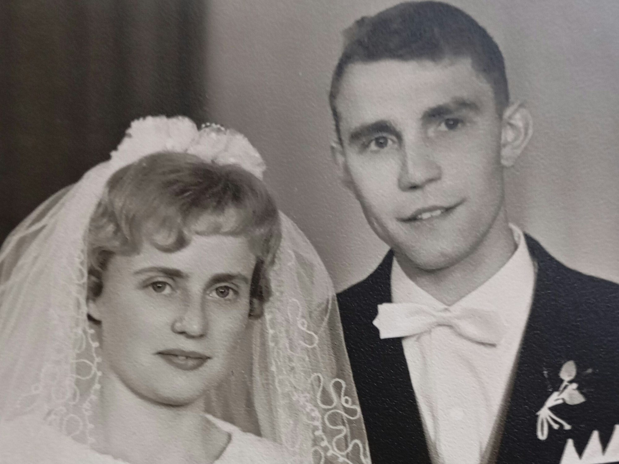 Ein Ehepaar bei seiner Hochzeit in schwarz-weiß.