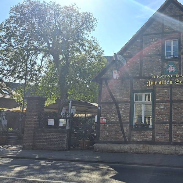 Ein Backsteinhaus auf dessen Fassade Restaurant Zur Alten Schule steht