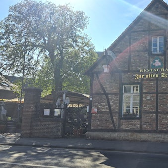 Ein Backsteinhaus auf dessen Fassade Restaurant Zur Alten Schule steht