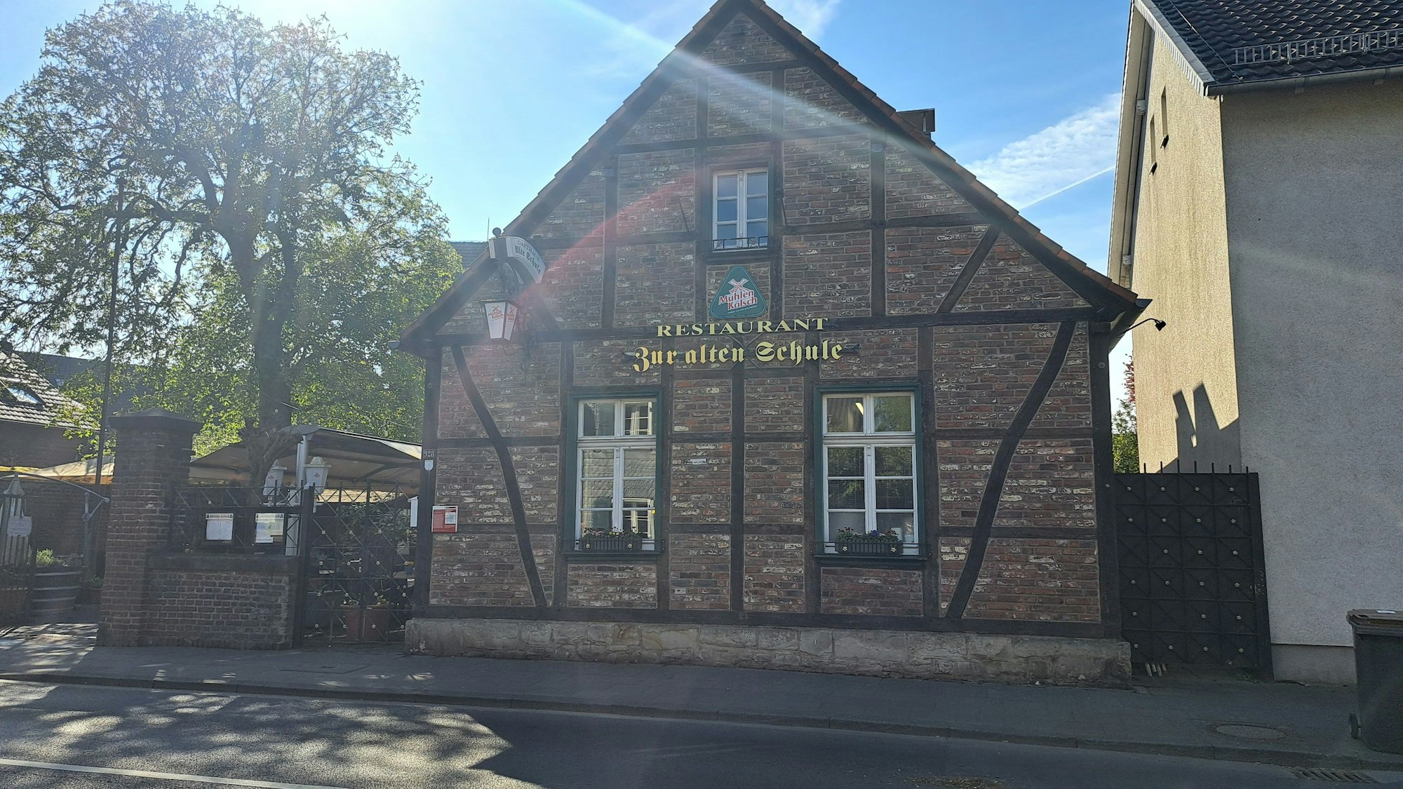 Ein Backsteinhaus auf dessen Fassade Restaurant Zur Alten Schule steht