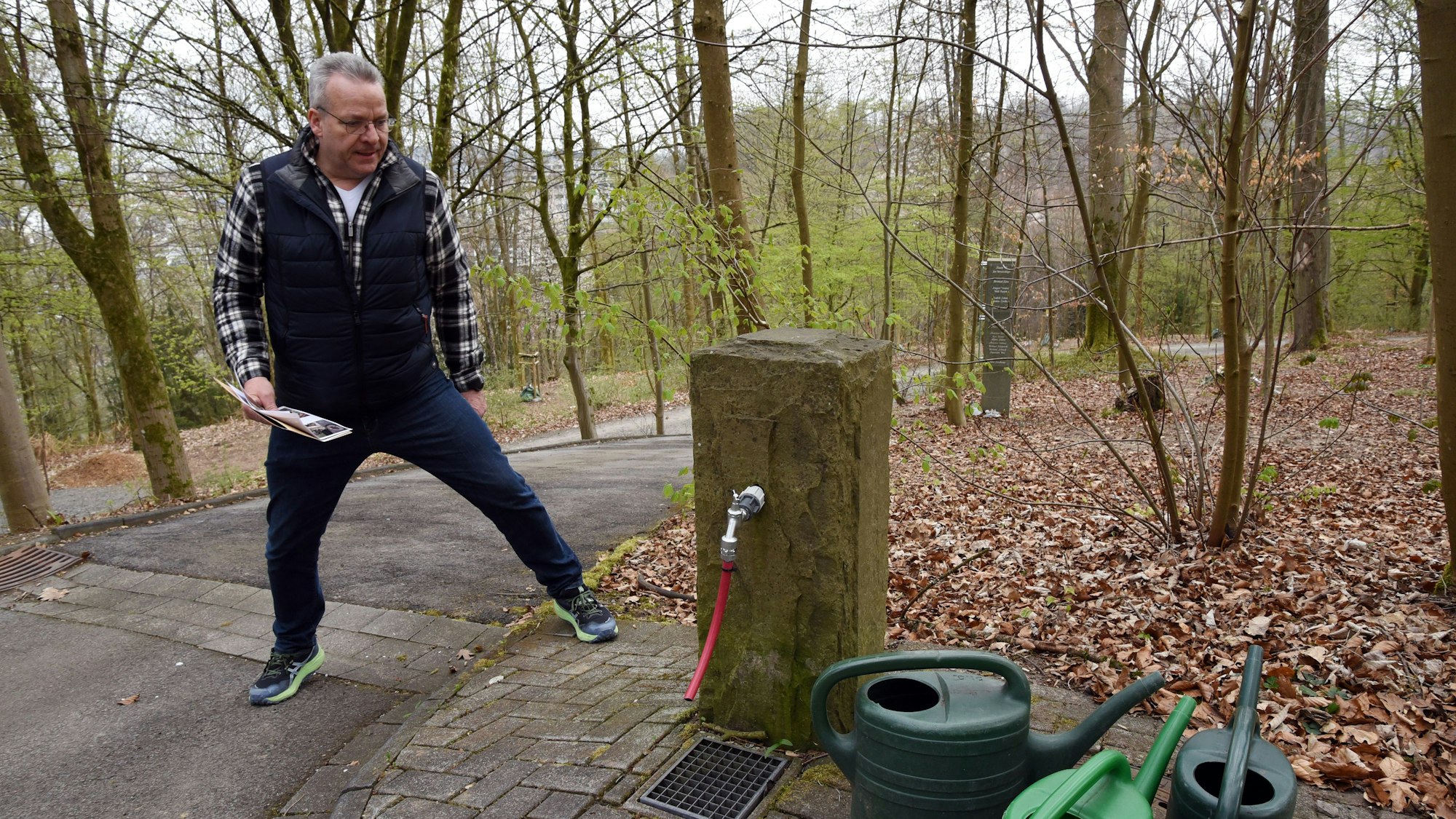 Friedrich-Wilhelm Wippermann an einer reparierten Wasserstelle am Westfriedhof Gummersbach