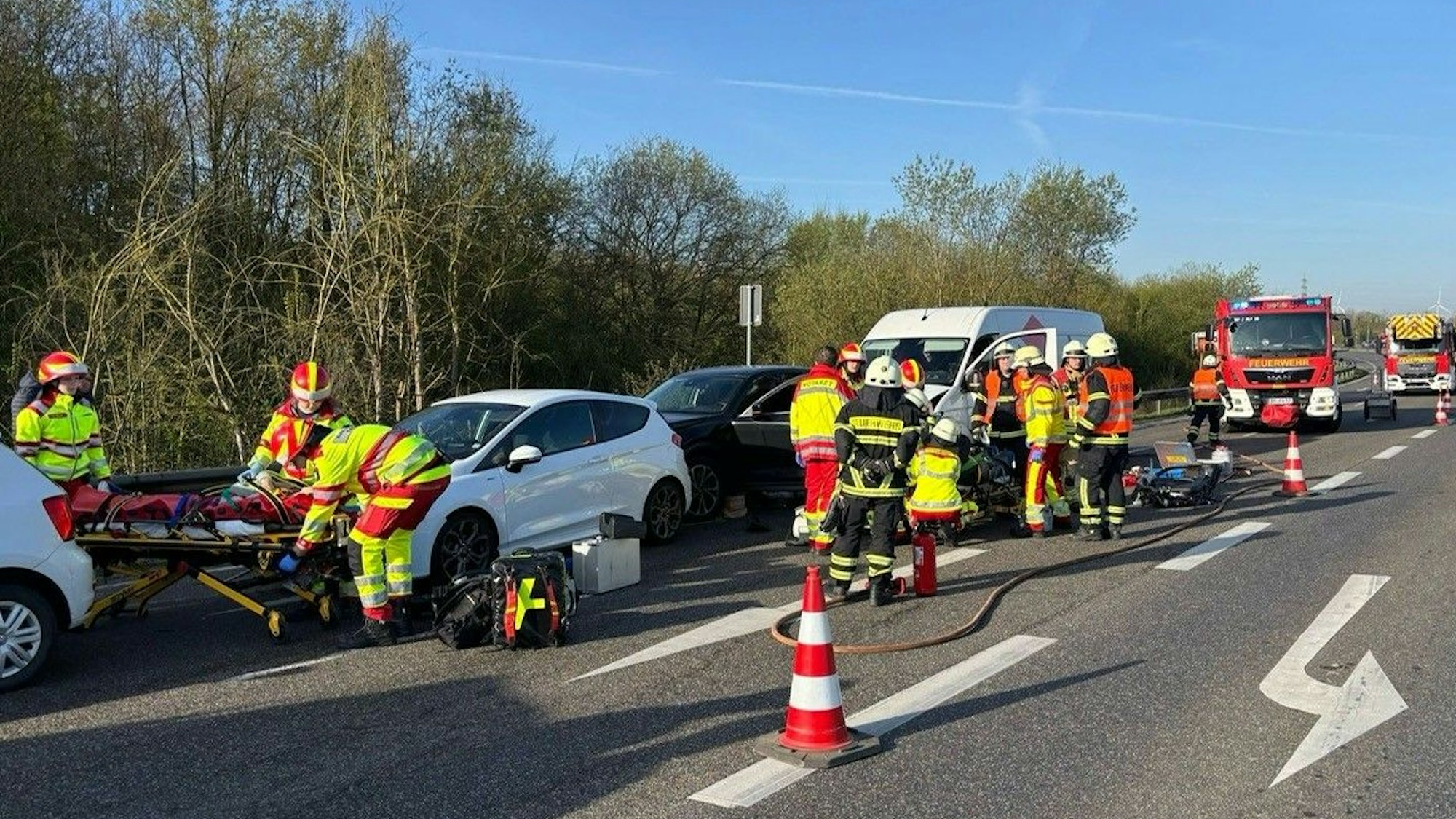 Das Bild zeigt mehrere beschädigte Fahrzeuge.
