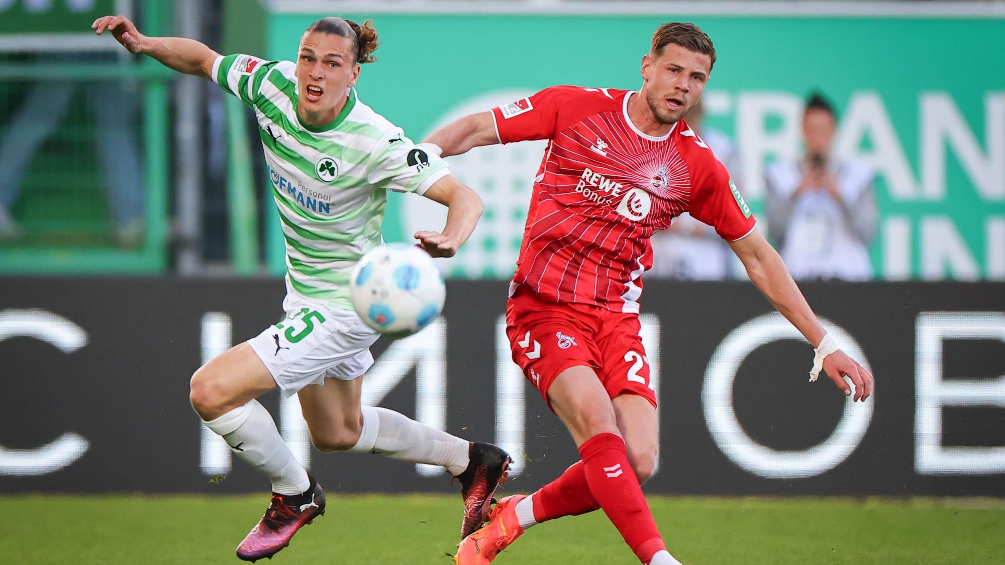 Der Fürther Noah Loosli (l) kämpft mit dem Kölner Imad Rondic um den Ball.