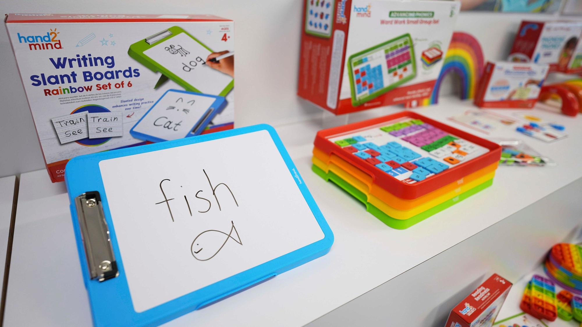 11.04.2025, USA, Vernon Hill: Produkte von Learning Resources, einem Unternehmen für Lernspielzeug, dessen Produkte in China hergestellt werden, werden in einem Ausstellungsraum in Vernon Hills, Illinois, gezeigt. Foto: Nam Y. Huh/AP/dpa +++ dpa-Bildfunk +++