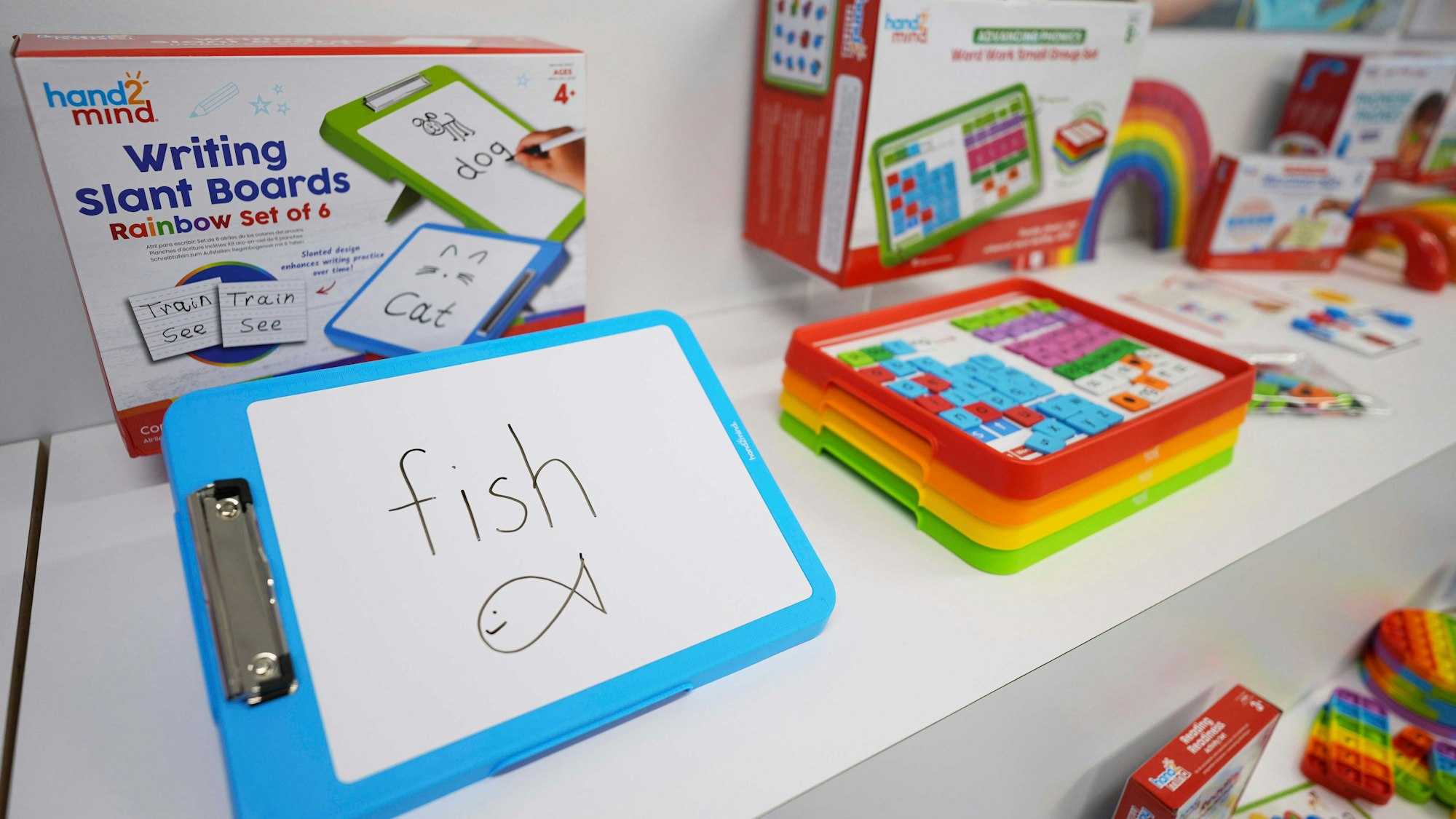 11.04.2025, USA, Vernon Hill: Produkte von Learning Resources, einem Unternehmen für Lernspielzeug, dessen Produkte in China hergestellt werden, werden in einem Ausstellungsraum in Vernon Hills, Illinois, gezeigt. Foto: Nam Y. Huh/AP/dpa +++ dpa-Bildfunk +++