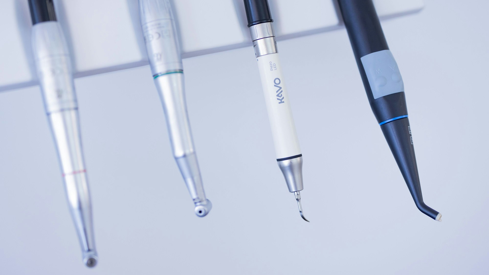 Werkzeuge eines Zahnarztes sind in einem Behandlungsraum zu sehen.