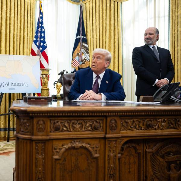 Trump Signs a Series of Executive Orders in the Oval Office United States President Donald Trump, flanked by Peter Navarro, Senior Counselor to the President for Trade and Manufacturing, and US Secretary of Commerce Howard Lutnick signs executive orders in the Oval Office at the White House Feb. 13, 2025. Francis Chung/POLITICO Credit: Francis Chung / Pool via CNP/AdMedia Washington District of Columbia United States of America EDITORIAL USE ONLY PUBLICATIONxNOTxINxUKxAUS Copyright: xx 2025-0213-WH-francis-3-1-5229100 CNP/AdMediax admphotostwo917969