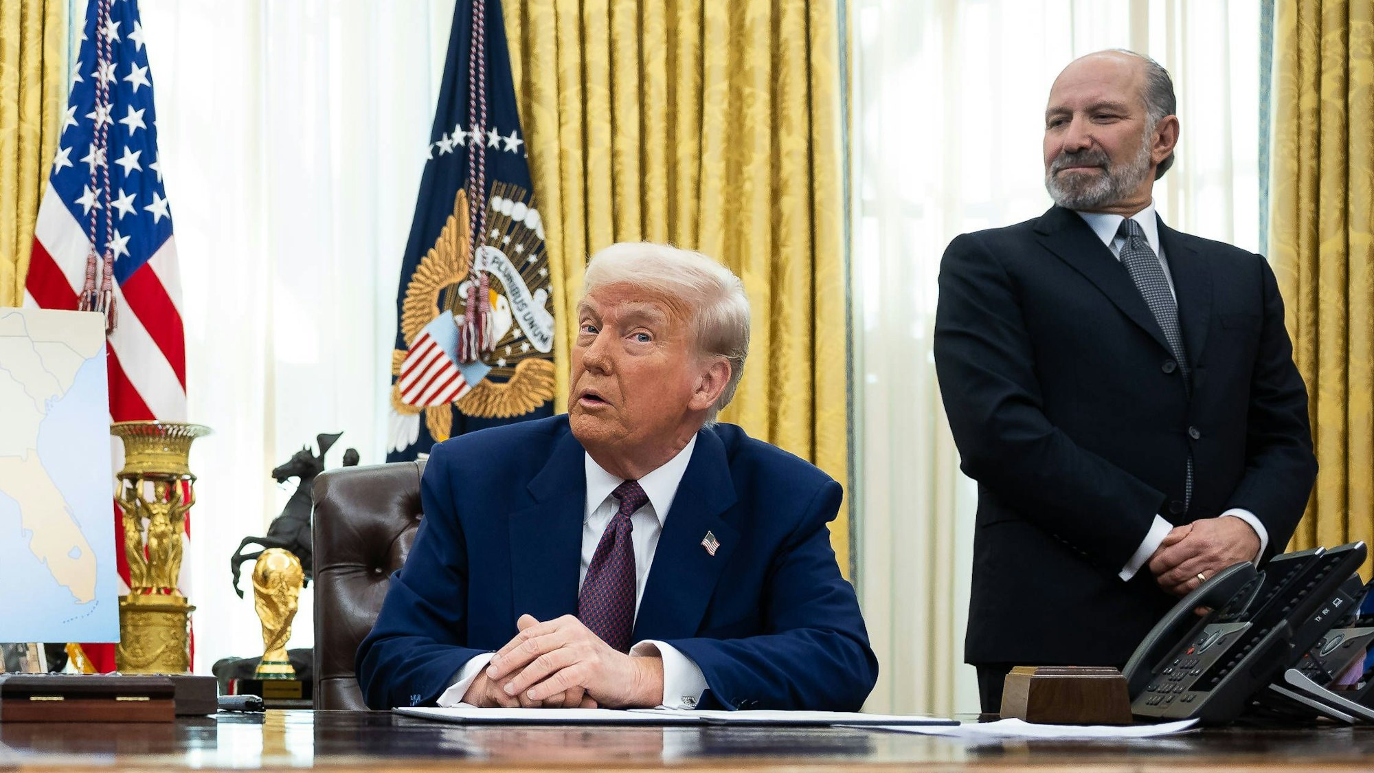 US-Präsident Donald Trump und sein Handelsminister Howard Lutnick im Oval Office des Weißen Hauses.