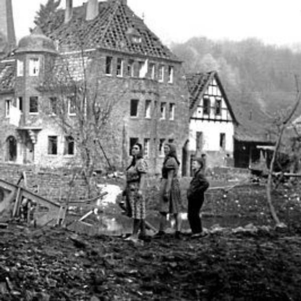 Weiße Fahne am Haus hinter der gesprengten Sülzbrücke in Rösrath-Hoffnungsthal im April 1945