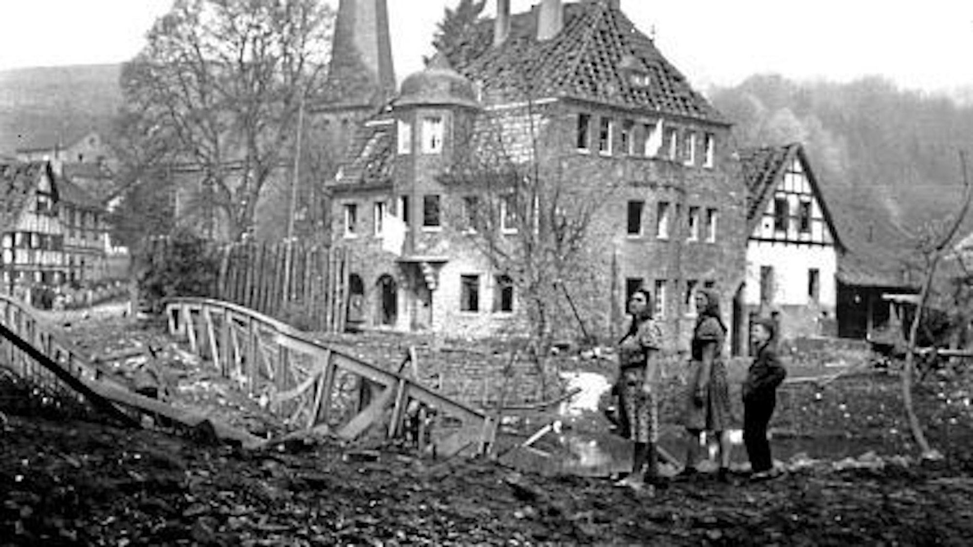 Weiße Fahne am Haus hinter der gesprengten Sülzbrücke in Rösrath-Hoffnungsthal im April 1945